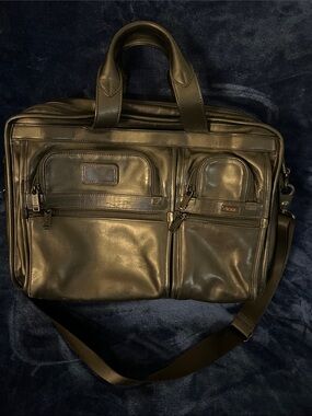 Tumi Black Leather travel Briefcase with lots of pockets